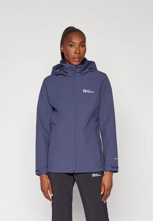 Marineblauer wasserdichter Jacke mit Reißverschluss vorne, verstellbarer Kapuze und Logo auf der Brust. Glatte Textur und taillierter Schnitt, geeignet für den Einsatz im Freien.