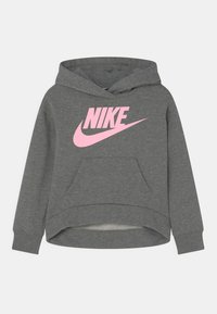 Grå hettegenser med frontlomme, snor til hetten og en dristig rosa Nike-logo over brystet. Mykt stoff, kort design.
