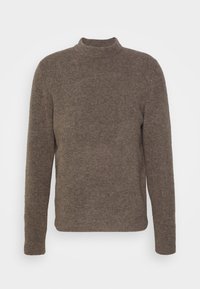 Bruin, geribbeld brei trui met een hoge nek, lange mouwen en een relaxte pasvorm. Gemaakt van zacht, gestructureerd materiaal en heeft een effen kleur ontwerp.