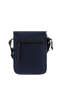 Bolso bandolera en azul marino, hecho de tela duradera, con un bolsillo frontal con cremallera, correa ajustable y un diseño rectangular simple.