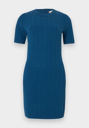 Vestito a maglia blu al ginocchio con maniche corte, scollo tondo e motivo a zigzag verticale testurizzato.