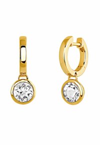 Pendientes en tono dorado con piedras preciosas redondas y transparentes; diseño de gota única; acabado liso y pulido; montura de aro y garras.