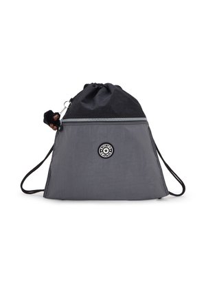 Snoresrygsæk i grå og sort nylon, med en metallisk lynlås og en lille abe-nøglering fastgjort til lynlåsens træk.