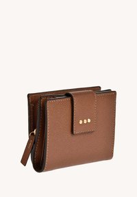 Portefeuille en cuir texturé marron avec une fermeture à pression, comportant trois clous dorés et un compartiment zippé sur le côté.