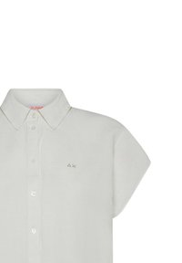 Camicia bianca in lino a maniche corte con colletto a punta, caratterizzata da un sottile logo dorato sul lato sinistro del petto e chiusure con bottoni.