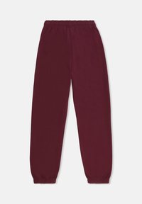 Bordowe dresy wykonane z miękkiego materiału, z elastycznym paskiem w talii i ściągaczami na kostkach, charakteryzujące się gładką teksturą i jednolitym kolorem.