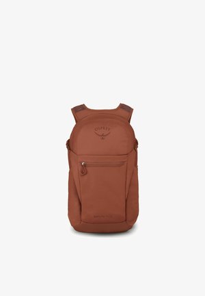 Brauner Osprey Daylite Plus Rucksack mit Reißverschlusstasche vorne, gepolsterten Schultergurten und Logo oben in der Mitte.