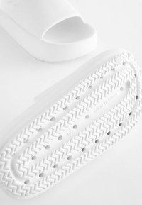 Next STANDARD - Strandpapucsok és -szandálok - white