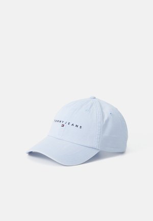 Lichtblauwe pet van katoen, met "TOMMY JEANS" in donkere letters en een klein vlaglogo. Gebogen klep en zes-panel ontwerp.