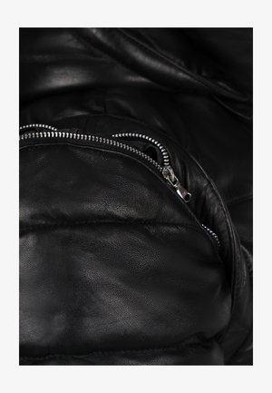 Zwarte leren jas met geweven textuur. Voorzien van een metalen ritszak met zilverkleurige hardware, een glad oppervlak en een subtiele glans.