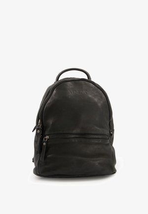 Zwarte leren rugzak met een afgeronde vorm, voorzien van een bovenkant handvat, twee ritssluitingen en een geperst "VENEZIA"-logo aan de voorkant.