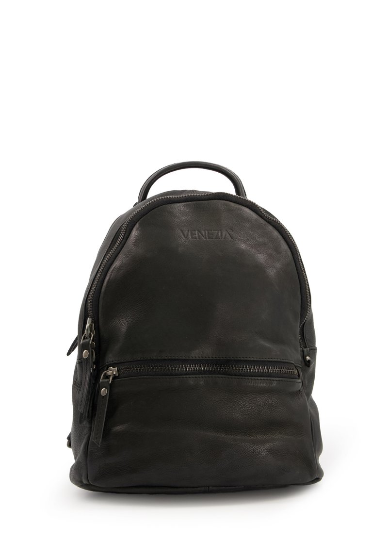 Zwarte leren rugzak met een afgeronde vorm, voorzien van een bovenkant handvat, twee ritssluitingen en een geperst "VENEZIA"-logo aan de voorkant.