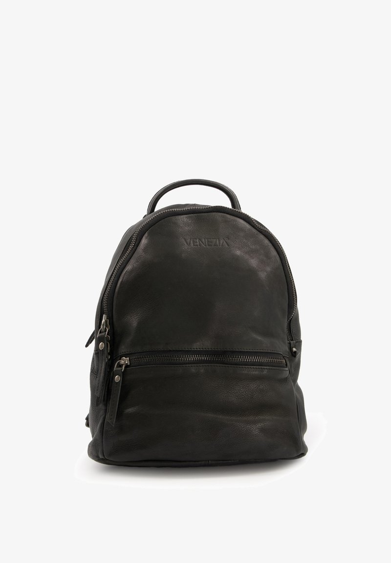 Zwarte leren rugzak met een afgeronde vorm, voorzien van een bovenkant handvat, twee ritssluitingen en een geperst "VENEZIA"-logo aan de voorkant.
