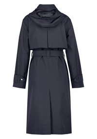Long trench-coat noir avec capuche, taille ceinturée, rabat de protection sur le dos et poignets boutonnés, vu de dos.