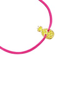 Rožinė virvutė su mažu auksiniu ir žaliu ananaso žavesiu, turinčiu tekstūruotą paviršių ir blizgų apdailą.