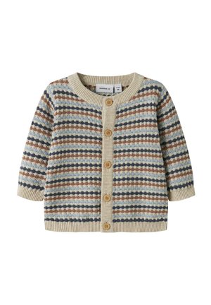 Dziecięcy sweter na drutach z poziomymi paskami w beżowym, niebieskim, brązowym i kremowym kolorze, z pięcioma drewnianymi guzikami i okrągłym dekoltem.