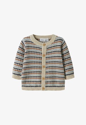 Gebreid kindervest met horizontale strepen in beige, blauw, bruin en crème, met vijf houten knopen en een ronde hals.