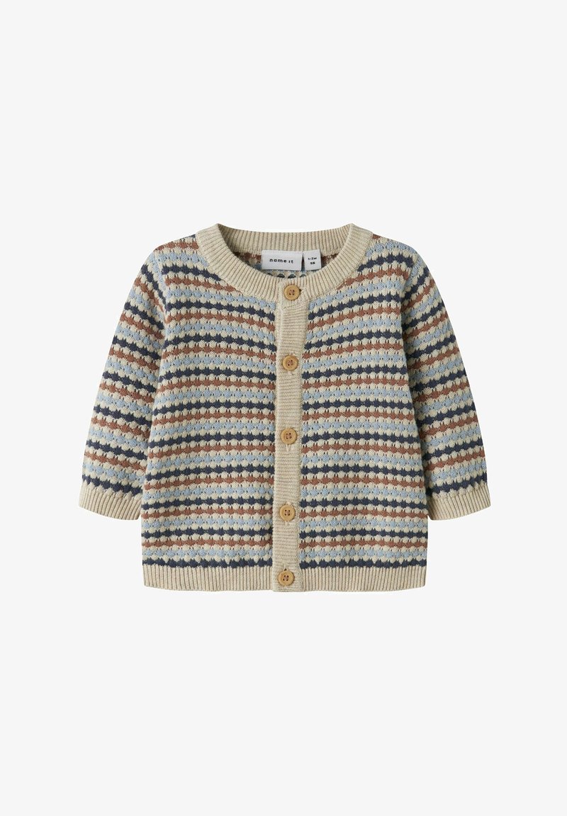 Cardigan tricoté pour enfants avec des rayures horizontales en beige, bleu, marron et crème, doté de cinq boutons en bois et d'un col rond.
