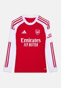 Rød fotballdrakt med lange ermer og hvite detaljer. Funksjoner inkluderer brodert logo, tekst "Emirates Fly Better" og karakteristiske stripete ermer.
