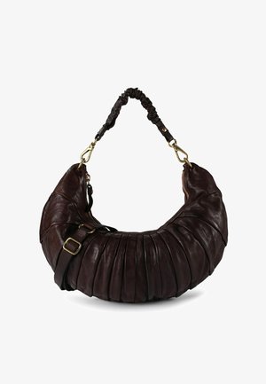 Sac à main en cuir marron avec design plissé, forme incurvée, fermeture éclair et une bandoulière amovible ornée de ferrures dorées.