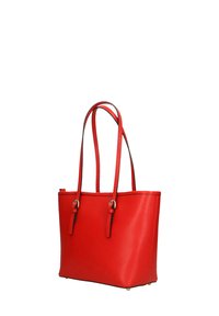 Rode leren tote bag met dubbele schouderbanden, gestructureerde vorm, textuur aan de oppervlakte en details in goudkleurig hardware op de banden en de basis.