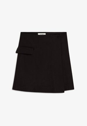 Saia preta envolvente com uma textura suave, apresentando um bolso lateral e um design estruturado. Etiqueta lê "IVY OAK."