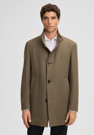 Manteau en mélange de laine vert olive avec un col montant, trois boutons et deux poches latérales. Texture lisse et coupe ajustée.