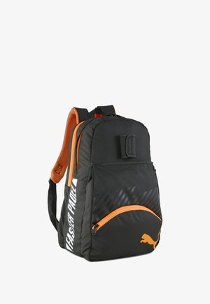 Zaino nero con accenti arancioni, realizzato in tessuto resistente. Presenta una tasca frontale con cerniera, spallacci imbottiti e un dettaglio con logo.