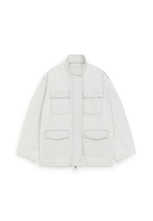 Lysegrå arbejdsjakke med høj krave, to brystlommer med klap og trykknapper samt to større lommer med klap ved taljen, lynlås foran.