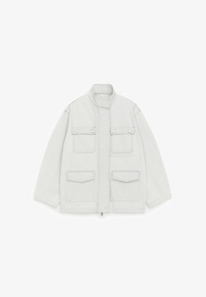 Lysegrå arbejdsjakke med høj krave, to brystlommer med klap og trykknapper samt to større lommer med klap ved taljen, lynlås foran.