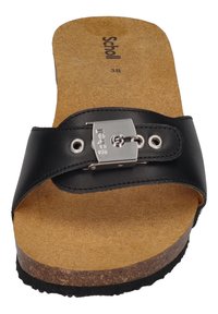 Sandalo aperto in pelle nera con fibbia argentata e occhielli metallici. Suola interna in sughero, superficie testurizzata e leggera zeppa. Taglia 38.