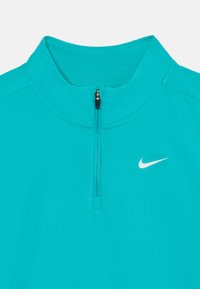 Tiffany-blauwe quarter-zip pullover gemaakt van lichtgewicht stof. Heeft een staande kraag en een klein wit Nike-logo op de borst.