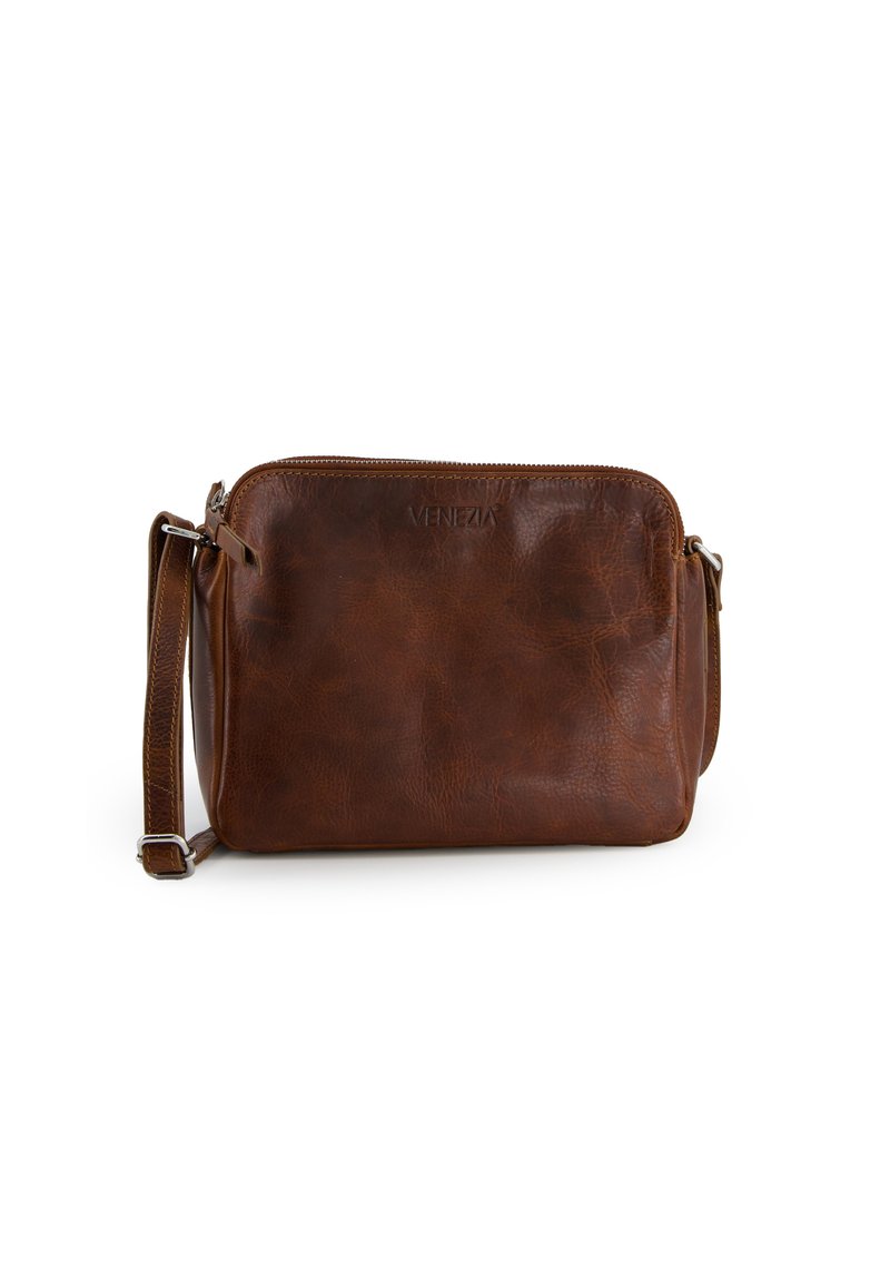 Brun læder crossbody taske med lynlåslukning, justerbar rem og præget logo på fronten. Glat tekstur med minimale detaljer.