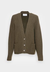 Cardigan lavorato a maglia verde oliva con texture a coste, tre bottoni, due tasche frontali e colletto a V profonda.
