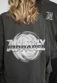 Ciemnoszara, oversize bluza z nadrukiem "MULTIPLY APPAREL" na przodzie w białym kolorze, z wirującym wzorem graficznym na plecach.