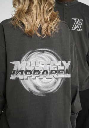 Sudadera de gran tamaño en gris oscuro con "MULTIPLY APPAREL" en impresión blanca en negrita, con un diseño gráfico en espiral en la parte posterior.