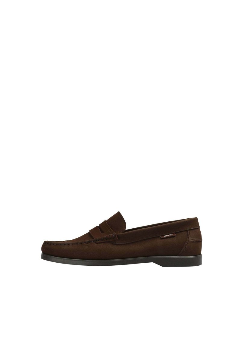 Mocasines de ante marrón con suela de goma plana, que presentan una correa de silla y costuras decorativas a lo largo de la punta y los lados.