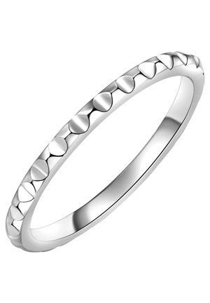 Hõbedane sõrmus, millel on sile riba ja tõstetud, ümarad täpid, mis on ühtlaselt jaotatud ümber välimise serva. Poleeritud viimistlus ilma lisakaunistusteta.