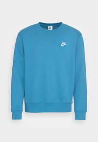 Sudadera de cuello redondo azul, hecha de una mezcla de algodón, con un logotipo blanco de Nike en el lado izquierdo del pecho y puños y dobladillo acanalados.