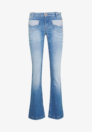 Lyseblå denim jeans med bootcut, frontlommer med klap, knaplukning og falmet vaskedetaljer på lår og knæ.