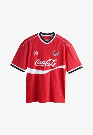 Next, REGULAR FIT - LICENSE FOOTBALL T-SHIRT . - Trükipildiga T-särk - red coca cola