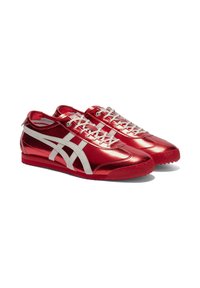 Czerwone metaliczne buty sportowe z białymi akcentami, z sznurowanym zapięciem, teksturowaną gumową podeszwą oraz charakterystycznym logo po boku.