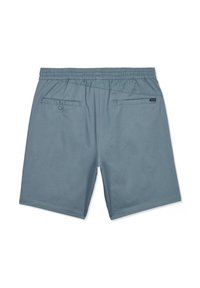 Blauwe herenshorts met elastische taille, twee achterzakken waarvan één met knoop, en een klein zwart Volcom-merklabel boven de rechterzak.