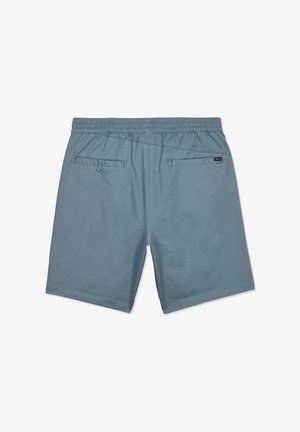 Shorts pour hommes à taille élastique bleus avec deux poches arrière, dont une boutonnée, et une petite étiquette de marque Volcom noire au-dessus de la poche droite.