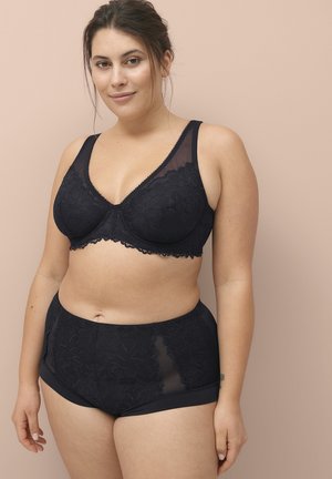 Schwarzes Spitzen-Unterwäsche-Set bestehend aus einem BH mit Netzdetails und breiten Trägern, kombiniert mit hochgeschnittenen Unterhosen, die ein florales Muster zeigen.