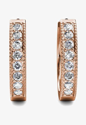 Roze gouden hoepel oorbellen hebben een rij ronde kristallen die zijn gezet in een gestructureerde rand, waardoor de algehele schittering en het ontwerp worden verbeterd.