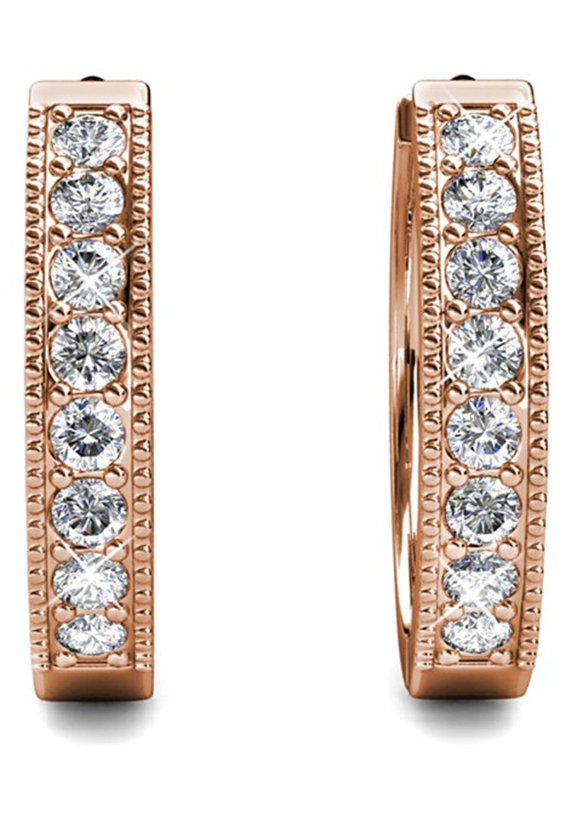 Roze gouden hoepel oorbellen hebben een rij ronde kristallen die zijn gezet in een gestructureerde rand, waardoor de algehele schittering en het ontwerp worden verbeterd.