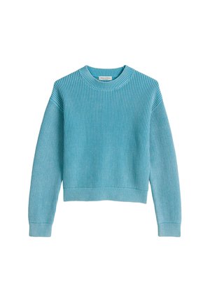 Pull à manches longues en maille côtelée bleu clair avec col rond et ourlet légèrement raccourci, posé à plat sur fond blanc.