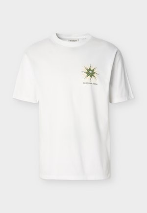 Hvit t-skjorte med korte ermer og rund hals, med et lite grønt og gult solstrålemønster og teksten "Scotch & Soda" på venstre bryst.