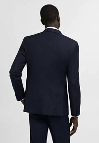 Námornícky slim fit sako s upraveným strihom. Obsahuje klopy, jediné rozparky a gombíkové manžety. Hladká látka s minimalistickým dizajnom.